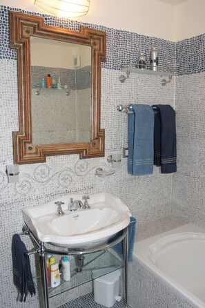 Sèche-cheveux, bidet, serviettes fournies, savon