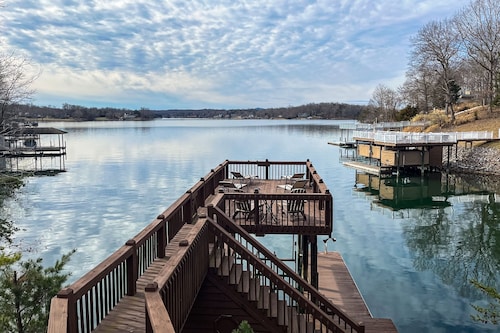 Spacious dog-friendly lakefront house w/dock, hot tub & putting green