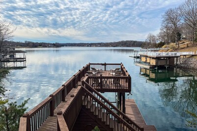 Spacious dog-friendly lakefront house w/dock, hot tub & putting green