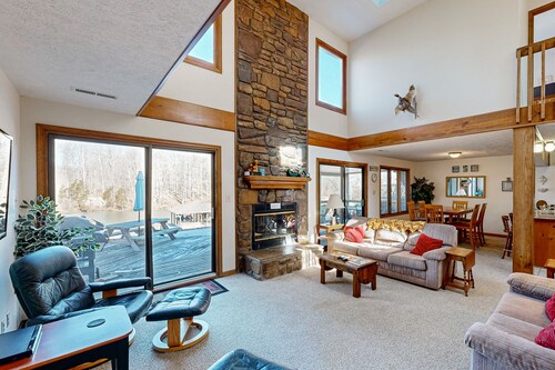 Spacious lakefront house w/ping pong table, fire pit, deck, patio & grill