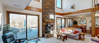 Spacious lakefront house w/ping pong table, fire pit, deck, patio & grill