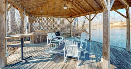Spacious lakefront house w/ping pong table, fire pit, deck, patio & grill