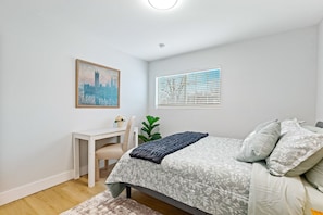2 slaapkamers, een bureau, een strijkplank/strijkijzer, gratis wifi