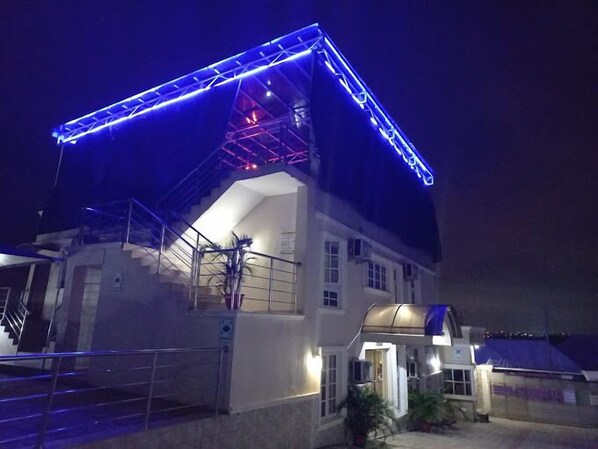 Fachada del alojamiento - Noche