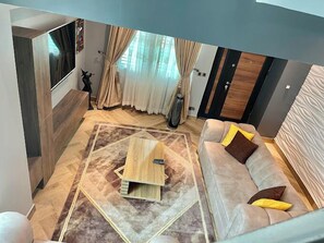 Apartamento familiar, balcón, vistas a la ciudad | Zona de estar