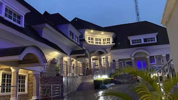 Fassade der Unterkunft â Abend/Nacht