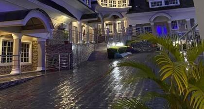 House 919 Suites And Apartments