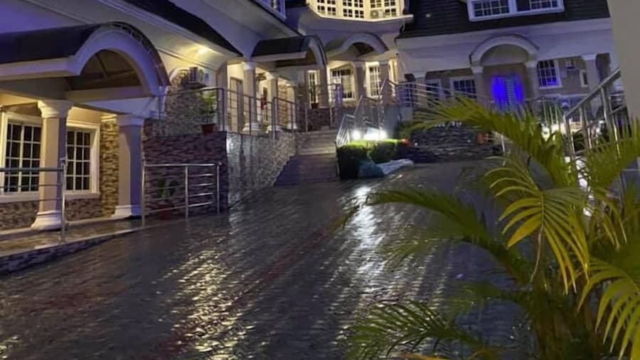 House 919 Suites And Apartments