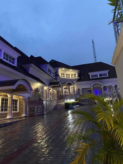 House 919 Suites And Apartments