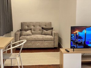 Deluxe Room | Desk, laptop workspace, soundproofing, free WiFi - homey stay and cafe by hematoa (Bangkok)