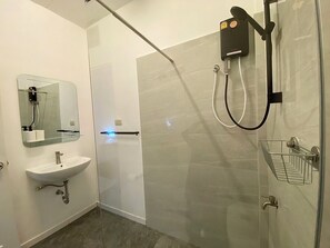 Deluxe Room | Bathroom | Free toiletries, hair dryer, bathrobes, slippers - homey stay and cafe by hematoa (Bangkok)