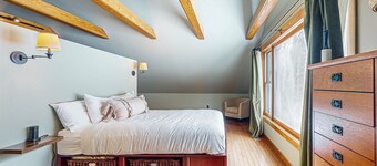 Spacious studio, dog-friendly, close to recreation, central a/c, TV, wifi