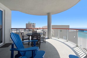 Apartamento, varias camas (Beach Colony Resort East 11A) | Restaurante al aire libre