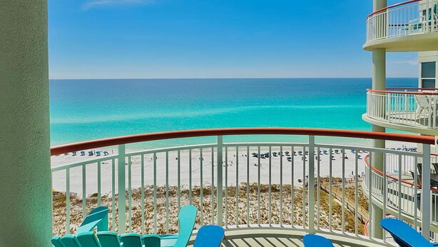 Un balcon avec vue sur l’océan et la plage.