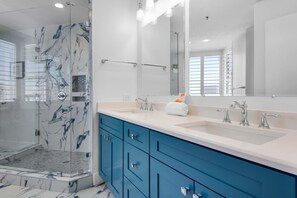 Apartamento, varias camas (Beach Colony Resort East 11A) | Baño