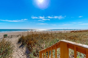 Beach nearby - Oceanview condo with pool, hot tub, private balcony, & snowbird friendly (Myrtle Beach)