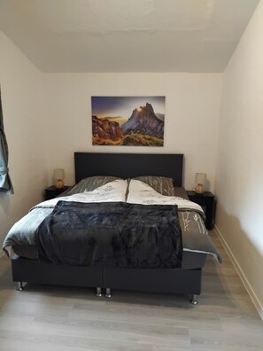 2 عدّة غرف نوم وواي فاي وملاءات أسرّة