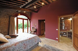 5 Schlafzimmer, Schreibtisch, Bügeleisen/Bügelbrett, Reisekinderbett