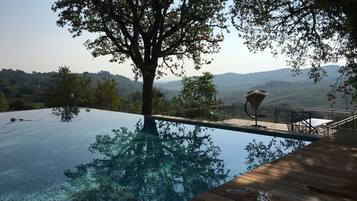 Piscina all'aperto, una piscina riscaldata