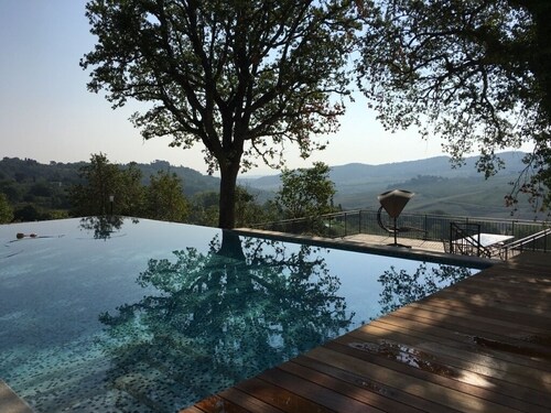 Beautiful 5-Bedroom Villa - Walk to Montepulciano w/Pool, Jacuzzi & Fitness Room