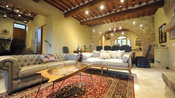 TV, caminetto, lettore DVD, libri