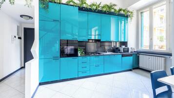 Frigorifero, microonde, forno, piano cottura