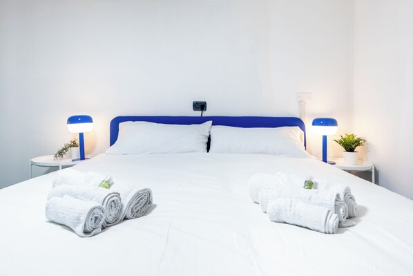 3 bedrooms, iron/ironing board, WiFi, bed sheets - Blue loft in the heart of Milan, only three Metro stops from Duomo! (Milano)