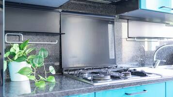 Refrigerador, microondas, horno y parrilla de estufa