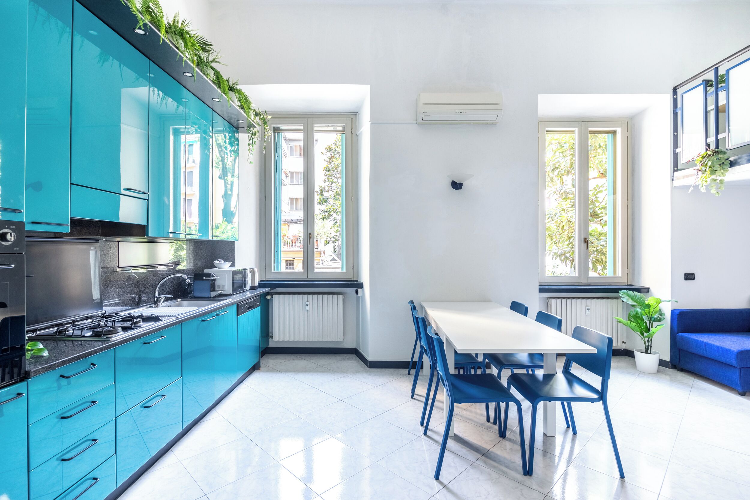 Kylskåp, mikrovågsugn, ugn och spishäll