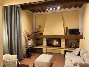 Televisie en een open haard