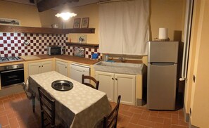 Een microgolfoven, een oven, een kookplaat, een vaatwasser