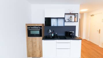 Een koelkast, een magnetron, een oven, een kookplaat