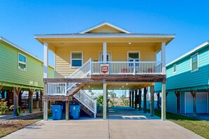 Exterior - Lively beach house with fire pit and outdoor hangout - close to beach (Port Aransas)