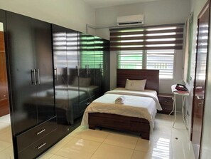 Apartament estàndard, balcó, vistes a la ciutat | 1 dormitori, escriptori i espai de treball apte per a portàtils