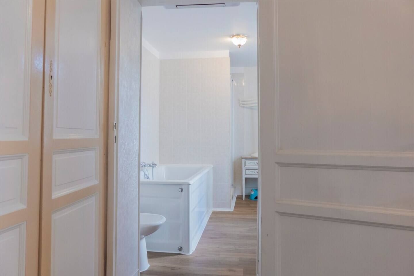 Een haardroger, toiletpapier