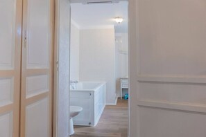Secadora de cabello y papel de baño