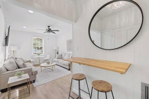 Luxurious Oakleigh Home; Walk to Mardi Gras; 15+