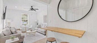 Luxurious Oakleigh Home; Walk to Mardi Gras; 15+