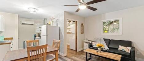 Een smart-tv en boeken