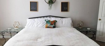 Cozy Midtown Mobile Home; Fireplace & Pet-Friendly