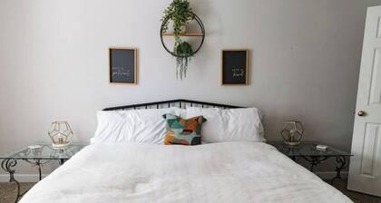 Cozy Midtown Mobile Home; Fireplace & Pet-Friendly