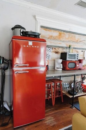 Refrigerador, microondas, horno y cafetera y tetera 