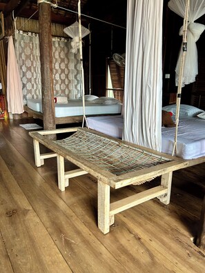 ห้องเบสิกพักรวม, ระเบียง | บริเวณนั่งเล่น | ทีวี
