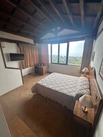 Habitación superior con 1 cama doble o 2 individuales, patio, vistas al mar | Edredones de plumas, minibar, caja fuerte y escritorio