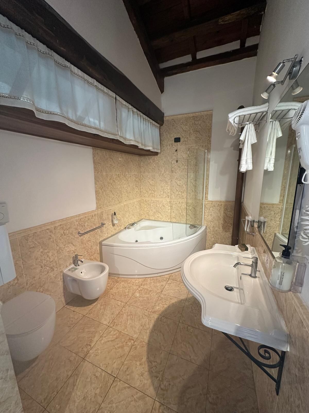 Superior kamer, 1 twee- of 2 eenpersoonsbedden, terras, uitzicht op zee | Badkamer | Een douche, gratis toiletartikelen, een haardroger, handdoeken