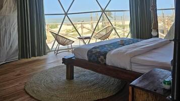 Tenda de campanya de luxe, vistes a la platja | 1 dormitori, espai de treball apte per a portàtils i roba de llit