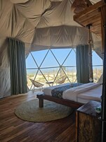 Espacio para trabajar con laptop y ropa de cama