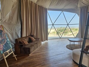Luxe tent, uitzicht op strand | Een laptopwerkplek, beddengoed