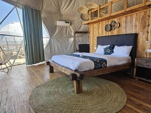 Luxe tent, uitzicht op strand | Een laptopwerkplek, beddengoed
