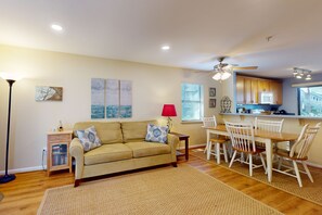 TV - Inviting Condo with pool, tennis court and close to Coligny Plaza and Beach (Hilton Head)